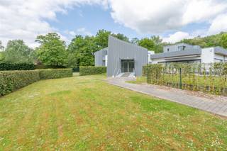 Century 21 ImmoNero presenteert: Dit prachtige begane grond appartement van 235m2 met alle comfort en luxe aan het meer van Genval met prive...