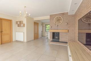 Centraal gelegen nabij winkels, scholen en openbaar vervoer.Dit appartement / penthouse bestaat uit een inkomhal, een open geïnstalleerde keuken, een...