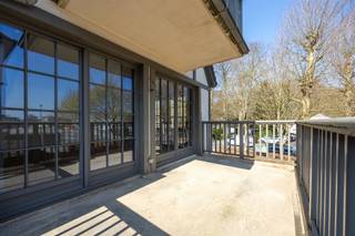 Twee slaapkamer appartement met terras ca. 13 m², twee kelderbergingen en een open garagebox.Residentie Het Binnenhof gelegen nabij het centrum van...