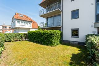 e koop: recent appartement in Sint-Idesbald, op een centrale locatie nabij openbaar vervoer en invalswegen.<br />Volledig instapklaar &amp; gemeubeld!
<p>Dit appartement, gebouwd in 2007, combineert modern comfort met een uitstekende ligging. De ruime en zongerichte tuin van 90 m² biedt een heerlijke buitenruimte om te ontspannen. Dankzij de recente constructie geniet u van een energiezuinige en onderhoudsvriendelijke woning. De indeling voorziet in twee ruime slaapkamers, ideaal voor een gezin of als tweede verblijf aan de kust.</p>
<p> </p>
<p>Belangrijkste ruimtes:<br />• Living met veel lichtinval en toegang tot het terras<br />• Moderne keuken met praktische indeling<br />• Twee ruime slaapkamers<br />• Badkamer met douche en wastafel<br />• Apart toilet<br />• Berging voor extra opslag<br />• Inkomhal<br />• Zongerichte tuin (90 m²)<br />• Terras aansluitend op de tuin</p>
<p> </p>
<p>Troeven:<br />• Ruime &amp; zongerichte tuin<br />• Recente constructie (2007)<br />• Twee ruime slaapkamers</p>
<p> </p>
<p>Neem vandaag nog contact op met uw ERA-makelaar voor een bezoek.<br />058 51 92 95 of op simon@eraservimo.be</p>
<p> </p>
<p>JOUW DROOMAPPARTEMENT. ZO GEVONDEN!</p>