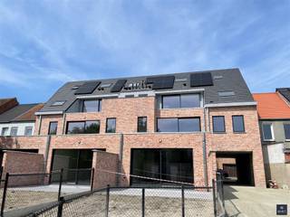 <p><span>"Residentie Klingedorp" beschikt over </span><span>achterliggende garage</span><span>s. Er zijn nog verschillende garages te koop. De minimumprijs is </span><span>€22.500 </span><span>(excl. btw) </span><span>en de maximumprijs is €30.000 (excl. btw). Bij verdere vragen, aarzel niet om ons te contacteren op het nummer 03 775 41 88 of via <span>kurt@vastgoed-smet.be</span></span><span> </span></p><p><span> </span></p>