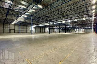 <strong>Ruime en moderne logistieke magazijnen op een strategische locatie in Willebroek</strong>, aan het Zeekanaal Brussel-Willebroek en vlakbij de A12 en N16. Dankzij de centrale ligging tussen Antwerpen en Brussel is dit een ideale uitvalsbasis voor logistieke activiteiten.<br /><br />De site biedt<strong> 16.871 m² magazijnruimte</strong>, aangevuld met een mezzanine van 1.000 m² en 60 m² kantoren. Er zijn<strong> 12 laadkaaien</strong>, een <strong>vrije hoogte van 11,30 m</strong> en een hoge vloerbelasting van 50 kN/m² dynamisch, 80 kN/m² verplaatsbaar rek . De gebouwen zijn uitgerust met een ESFR sprinklersysteem, LED-verlichting en alle nodige nutsvoorzieningen. Er wordt hiernaast geïnvesteerd in duurzaamheid met o.a. zonnepanelen, EV-laadpunten, extra laad- en loszones en een BREEAM “Very Good”-certificering in voorbereiding.<br /><br />Op het terrein is ruime parkeergelegenheid voorzien voor zowel vrachtwagens als personenwagens. De locatie is vlot toegankelijk voor zwaar verkeer en biedt brede manoeuvreerruimte. Onmiddellijk beschikbaar.<br /><br />Contacteer <strong>PANORAMA B2B</strong> voor bijkomende inlichtingen, plannen of een vrijblijvend plaatsbezoek <strong>03 225 03 03</strong>.