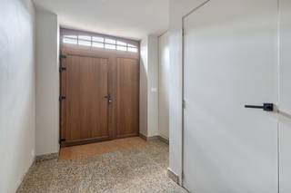 <p>Deze vrijstaande woning uit 1947 brengt twee werelden samen: de charme van een woning met karakter en het comfort van een volledige renovatie. Achter de authentieke uitstraling schuilt een hedendaagse woonomgeving waar ruimte, licht en kwaliteit centraal staan.<span></span></p>
<p>De leefruimte vormt het hart van de woning. Dankzij de ruime opzet en de natuurlijke lichtinval ontstaat een aangename plaats om samen te komen, te ontspannen of te genieten van het zicht op de tuin. De nieuwe keuken sluit hier mooi bij aan en combineert een moderne uitstraling met praktisch gebruiksgemak.</p>
<p>Een extra troef is de bureauruimte die deel uitmaakt van de leefruimte, maar toch voldoende afgescheiden is. Hierdoor ontstaat een rustige werkplek zonder het contact met de woning te verliezen.</p>
<p>De woning beschikt over twee comfortabele slaapkamers en mogelijkhied tot drie slaapkamers en een verzorgde badkamer. De recente renovatie zorgt ervoor dat toekomstige bewoners kunnen genieten van een kwalitatieve woning zonder grote werken.</p>
<p>Buiten vormt de tuin een belangrijk onderdeel van de woonbeleving. Het ruime perceel van 968 m² geeft mogelijkheden voor tuinieren, ontspannen en genieten van het buitenleven. De bestaande bomen versterken de natuurlijke uitstraling en zorgen voor een mooie verbinding tussen de woning en haar omgeving.</p>
<p>Met een EPC-label A en conforme elektriciteit voldoet deze woning aan de hedendaagse normen. Een ideale combinatie voor wie op zoek is naar een karaktervolle woning met hedendaags comfort, energiezuinigheid en ruimte.</p>