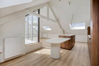 <p><span>Vlakbij de gezellige dorpskern van Hoegaarden en alle belangrijke invalswegen, met een perfecte verbinding naar Leuven en andere omliggende steden, zijn wij verheugd, dit zopas gerenoveerd en energiezuinig appartement te koop aan te bieden. Dit ruim eigendom met een nuttige bewoonbare oppervlakte van ca. 157 m² bevindt zich in een verkeersluwe straat en omvat een inkomhal, een gastentoilet, een berging en een douchekamer. Verder beschikt dit appartement over 3 volwaardige slaapkamers en over een volledig uitgeruste badkamer. Het tweede verdiep telt op haar beurt een volledig ingerichte keuken, een cosy leefruimte en een groot terras met permanente zoninval. Daarnaast telt het appartement nog een fietsenberging en een autostaanplaats. Kortom, dit energiezuinig eigendom gesitueerd in een centrale doch rustige ligging is zeker uw bezoek waard. Ideaal als eerste bewoning, voor gezinnen of als investering met opwaarts potentieel. Voor snelle beslissers. Een absolute aanrader!</span></p><p><span> </span></p>