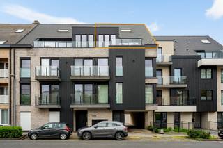 Op een uitstekende locatie, vlak bij het centrum van Heist-op-den-Berg, bevindt zich dit lichtrijke duplexappartement met drie slaapkamers, twee terrassen en een garagebox. Het appartement ligt op wandelafstand van het centrum, waar winkels, scholen en openbaar vervoer vlot bereikbaar zijn.<br /><br />Interesse in dit prachtige appartement? Klik hier voor een persoonlijke digitale rondleiding!<br /><br />Via de inkomhal op de derde verdieping, betreden we het appartement. De ruime en lichtrijke leefruimte biedt volop mogelijkheden. Aansluitend aan de zithoek bevindt zich het eerste terras van 7 m², met noordwestelijke oriëntatie. Er is bovendien ruimte voor een extra gezellig zithoekje. De sfeervolle eetruimte grenst aan de volledig uitgeruste keuken die afgewerkt is met kwalitatieve toestellen en geeft toegang tot het tweede terras van 11 m², met zuidoostelijke oriëntatie. Naast de keuken bevindt zich bovendien een praktische berging. Op deze verdieping is ook een apart gastentoilet voorzien.<br />Via de nachthal op de vierde verdieping bereiken we drie slaapkamers, een apart toilet en een badkamer met ligbad, inloopdouche en wastafel. Al de slaapkamers zijn, net als de leefruimte, uitgerust met airco. De garagebox is mee aan te kopen voor €35.000 en is voorzien van een laadpaal.<br /><br />Dit duplexappartement is uitgerust met airco's in alle kamers, kwalitatieve insectenhorren, zonnepanelen, een batterij en een ventilatiesysteem, wat resulteert in een uitstekende energiescore (EPC A - E-peil E15). Zo is het er, op een energiezuinige manier, lekker warm in de winter en heerlijk koel in de zomer.<br /><br />Dit is een uitstekende opportuniteit als u op zoek bent naar een lichtrijk appartement met drie slaapkamers, twee terrassen en een garagebox te Heist-op-den-Berg. Contacteer ons voor meer informatie op 0479 13 63 69 of via info@boonstravastgoed.be.<br /><br />Bijzonderheden:<br />- Garagebox<br />- 3 slaapkamers<br />- Twee terrassen