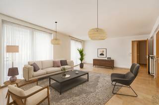 TOP location, right in the center: lovely, perfectly maintained and move-in ready apartment with 2 bedrooms. Layout: entrance hall, bright and...