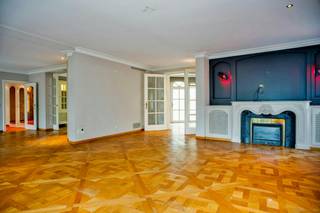 Exclusief en luxueus appartement met 3 slaapkamers en zeer ruime garage in het hartje van Izegem. <br /><br />Het appartement heeft volgende indeling:<br />Gelijkvloers: <br />- Prachtige inkomhal (17 m²) <br />- Ruime garage (70 m²) met automatische poort en ingemaakte kasten <br />- Bergruimte (4,5 m²)<br />- Aparte en afgesloten oprit met private toegang. <br />Verdiep +1: <br />- zithoek (34 m²) <br />- Lichtrijke woonkamer met sierhaard en eetruimte (58 m²) <br />- Leefkeuken (29 m²) voorzien van inductiekookplaat, dampkap, spoelbak, vaatwas, oven, koelkast met diepvriesvak en ingemaakte kasten <br />- Zonnig terras (58,5 m²) <br />- Bureau/slaapkamer (15 m²) met ingemaakte kasten<br />- Aansluitende badkamer (14,5 m²) voorzien van ligbad, regendouche en badkamermeubel met dubbele lavabo<br /><br />Verdiep +2: <br />- Nachthal (21 m²)<br />- 2 slaapkamers (19 + 35,5 m²) waarvan 1 met aanpalende badkamer (7,5 m²) voorzien van douche, dubbele lavabo, ingemaakte kasten en toilet <br />- Magnifiek en zonnig dakterras (64,5 m²)<br /><br />Extra kenmerken:<br />- Voorzien van airco, vloerverwarming, ingebouwde spotjes, elektrische rolluiken, alsook een lift die toegang biedt tot alle verdiepingen van het appartement<br />- Kwalitatief afgewerkt<br />- Gelegen op een toplocatie <br />- Zalig genieten van 2 ruime zuidgerichte terrassen <br /><br /><br /><br />Bestuursmaatregelen in het maatregelenregister: nee