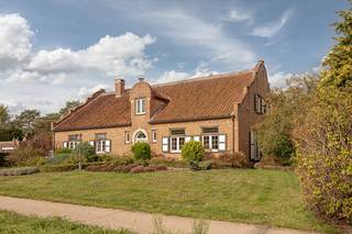 <p>Op zoek naar een authentieke woning met karakter en een verhaal?<br /><br />Welkom in deze charmante en ruime woning, waar ruimte, rust en authenticiteit hand in hand gaan. Met maar liefst 6 slaapkamers biedt deze woning tal van mogelijkheden voor een groot gezin, thuiswerkers, hobbyisten of wie graag extra ruimte heeft voor familie en gasten.<br /><br />De royale leefruimtes zorgen voor een aangenaam en comfortabel woongevoel, terwijl de grote tuin een heerlijke plek vormt om tot rust te komen.<br />Achteraan geniet je van veel privacy, groen en een stukje bos, waardoor je hier volop kunt genieten van het buitenleven.<br /><br />Ook praktisch heeft deze woning heel wat te bieden. De ruime, functionele kelder met achteringang biedt extra bergruimte en mogelijkheden. <br /><br />De authentieke elementen, waaronder de parketvloer en persoonlijke details, geven de woning een warme en eigenzinnige uitstraling. De mooi aangelegde oprit biedt bovendien ruime parkeergelegenheid voor meerdere wagens.<br /><br /><u><strong>Troeven:</strong></u><br />+ 6 slaapkamers en tal van gebruiksmogelijkheden;<br />+ Royale leefruimtes;<br />+ Grote, rustige tuin met bos en veel privacy;<br />+ Functionele kelder met handige achteringang;<br />+ Authentieke uitstraling en karaktervolle details;<br /> +Mooie parketvloer;<br />+ Verzorgde oprit met parkeergelegenheid voor meerdere wagens;<br />+ Gunstige ligging;<br />+ Extra potentieel dankzij de mogelijkheid om een tweede badkamer te realiseren.<br /><br />Een woning met ruimte, karakter én potentieel — absoluut het ontdekken waard!<br /><br />Bekijk de virtuele grondplannen via www.wijns.be op de detailpagina.<br />Info / afspraak: 0473 33 33 34 | valerie@wijns.be</p>