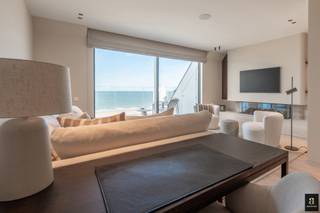 Bovenaan de prestigieuze residentie Milenka bevindt zich deze uitzonderlijke duplex-penthouse van 154 m² met 15 m² aan terras. Een...