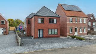 <p>Bij ImmoFusion 7/7 “open huis” : klik op onze 3D-TOUR.</p>
<p><br />Deze prachtige, instapklare woning met garage en volledig omheinde tuin straalt klasse, comfort en ruimte uit. Bij het binnenkomen valt onmiddellijk de overvloed aan natuurlijk licht op, wat de woning een warme en open sfeer geeft. Dankzij de grondige renovatie in 2017, waarbij werkelijk alles werd vernieuwd, oogt deze woning als een volledige nieuwbouw. Bovendien werden recent alle ramen en deuren vervangen, wat niet alleen zorgt voor een moderne uitstraling maar ook voor uitstekende isolatie en energiezuinigheid.<br /><br /><br />De lichtrijke woonkamer is stijlvol ingericht en voorzien van ingebouwde spots die het moderne karakter extra benadrukken. Aansluitend bevindt zich de prachtig geïnstalleerde keuken met een centraal eiland — de ideale plek om gezellig te koken of samen te komen met familie en vrienden. De keuken is uitgerust met kwalitatieve toestellen zoals een ingebouwde oven, microgolf, kookplaat, afzuigkap en koelkast. Het doorlopende steentapijt over het volledige gelijkvloers zorgt voor een naadloze overgang tussen de verschillende ruimtes en draagt bij aan het gevoel van eenheid en ruimte.<br /><br /><br />De mooie en praktische badkamer beschikt over een dubbele lavabo en ingebouwde kasten, wat zorgt voor extra bergruimte en gebruiksgemak. De woning telt maar liefst 5 ruime slaapkamers. De woning is van een prachtige houten vloer voorzien, die warmte en elegantie uitstralen. De badkamer is modern ingericht en uitgerust met een grote inloopdouche, wat zorgt voor een luxueus en ontspannen gevoel. Er is een airconditioning voorzien.<br /><br /><br />Via een vaste trap bereikt u de volledig afgewerkte zolder, die extra mogelijkheden biedt als slaapkamer, bureau of hobbyruimte. Buiten geniet u van een ruime garage en een volledig omheinde tuin, ideaal voor wie houdt van rust, privacy en veiligheid.<br /><br /><br />Kortom, deze woning combineert modern wooncomfort met hoogwaardige afwerking, veel licht en ruimte. Een instapklare parel waar elk detail klopt en waar u zich meteen thuis zult voelen.<br /><br /><br />Pluspunten:<br /><br />- prachtig gerenoveerd<br />- veel ruimte<br />- volledig nieuwe keuken<br />- alles tot in de puntjes afgewerkt<br />- 5 slaapkamers met plaats voor dressing/bureau<br />- de tuin is omheind<br /><br />Maatregelen opgenomen in het Maatregelenregister: nee</p>
<p>Voor een bezichtiging ter plaatse of meer info, bel ons op 078/78.78.70, of kom gewoon binnen op ons kantoor, steeds welkom!</p>