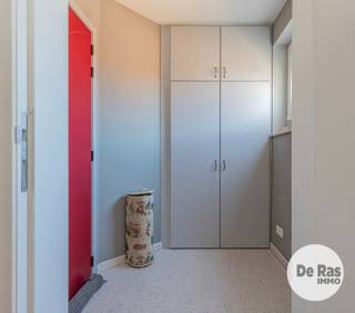 <br /><br />BURST - Kwalitatief afgewerkt en instapklaar appartement<br /><br />Dit instapklare en comfortabele appartement bevindt zich op een uitstekende, centrale locatie in de directe omgeving van diverse invalswegen en de E40, wat zorgt voor een vlotte verbinding naar omliggende steden, scholen, winkels en openbaar vervoer.<br /><br />Gelegen op de tweede verdieping, verwelkomt dit appartement u met een inkomhal voorzien van ingebouwde kastruimte. De gezellige woonkamer met open, volledig geïnstalleerde leefkeuken vormt het hart van de woning. Verder beschikt het appartement over een ruime slaapkamer, een badkamer met ligbad, en twee uitnodigende terrassen waar u in alle rust kunt genieten.<br />Het appartement werd eerder dit jaar volledig opgefrist en uitgerust met een energiezuinige warmtepomp als verwarmingssysteem. Deze werd nog niet meegerekend in het EPC. Ook de vaatwasser en de oven werden vernieuwd.<br />Daarnaast beschikt het appartement in de kelder over een aparte, afgesloten bergruimte.<br /><br />Dankzij het gebruik van duurzame materialen en de verzorgde afwerking is dit appartement volledig instapklaar.<br /><br />De ondergrondse staanplaats is verplicht mee aan te kopen voor de prijs van €20.000.<br /><br />Bent u op zoek naar een betaalbaar instapklaar appartement voorzien van alle comfort of naar een goede investering, aarzel dan niet en maak snel uw afspraak! Voor meer info of bezoek 053/60.65.60<br /><br />De vermelde prijs is een richtprijs. Na ontvangst van de biedingen zal de verkoper beslissen of hij/zij de eigendom verkoopt aan het beste bod. De richtprijs is aldus niet bindend voor de verkoper. Voor meer info kunt u ons contacteren of het reglement raadplegen op onze website.