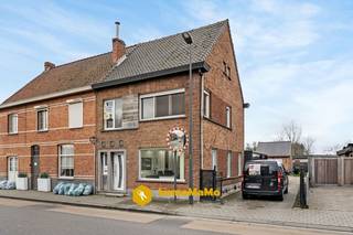 Gerenoveerde woning met 3 slaapkamers, garage en ruime tuin te koop in Sint-Kruis-Winkel!<br /><br />In Sint-Kruis-Winkeldorp 24 te Sint-Kruis-Winkel (9042) vindt u deze aangename en instapklare woning met een bewoonbare oppervlakte van 163 m² op een uitzonderlijk ruim perceel van 726 m² voor een centrale dorpsligging. De woning werd grondig gerenoveerd sinds 2018 en beschikt over een gunstig EPC-label C, mede dankzij 14 zonnepanelen en een thuisbatterij.<br /><br />Troeven:<br />- Grondoppervlakte: 726 m²<br />- 3 slaapkamers<br />- EPC C – energiezuinig<br />- 14 zonnepanelen + thuisbatterij<br />- Ruime oprit en garage<br />- Volledig omheinde tuin<br /><br />Indeling:<br />Via de inkomhal komt u binnen in de ruime, lichtrijke leefruimte. Aansluitend bevindt zich de keuken met voldoende bergruimte. Vanuit de keuken heeft u toegang tot de badkamer met douche, de kelder (ideaal als voorraad- of bergkelder) én de ruime veranda met zicht op de tuin. Op de eerste verdieping bevinden zich drie slaapkamers, waaronder twee ruime kamers en een kinderslaapkamer. Daarnaast is er nog een ruime bergzolder aanwezig. Buiten geniet u van een volledig omheinde tuin, een ruime oprit met plaats voor meerdere wagens en een garage achteraan het perceel. Een ideale woning voor wie rustig en toch centraal wil wonen in Sint-Kruis-Winkel.<br /><br />Interesse? Bel 0470 89 18 34 of mail naar dario@immomamo.be