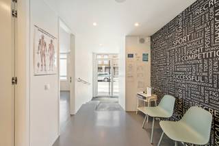 TOPGELEGEN commercieel handelspand met appartement. Bruikbare oppervlakte van 300 m2. Veel potentieel op een ZICHTLOCATIE! Ideaal voor vrije...