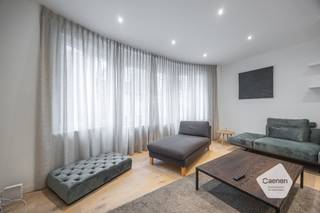 Dit <strong>volledig gerenoveerd</strong> 1-slaapkamer appartement bevindt zich op wandelafstand van de Visserskaai, het centrum van Oostende, winkels en horeca. <br /><br />Dit appartement werd <strong>kwalitatief gerenoveerd</strong> met hoogwaardige materialen en oog voor detail. <br />De <strong>indeling</strong> van dit appartement is als volgt;
<ul>
	<li>Inkom</li>
	<li><strong>Lichtrijke</strong> leefruimte</li>
	<li><strong>Volledig geïnstalleerde</strong> open keuken</li>
	<li>Volwaardige slaapkamer</li>
	<li>Badkamer met lavabo meubel en douche</li>
</ul>
<br />Indien u graag een bezoek had gewenst ter plaatse of meer informatie, aarzel niet om contact op te nemen op het nummer <strong>0495/57 45 30</strong> of via <strong>manon.vn@caenen.be</strong>. <br /> 