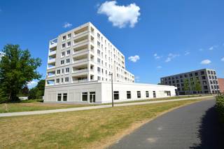 Parkresidentie Stadsterras omvat energiezuinige nieuwbouwappartementen gelegen op een absolute toplocatie, vlak aan Mortsel Terminus en het winkelcentrum, maar wel zeer rustig gelegen in het parkgebied Oude God! In deze fase worden er 67 appartementen verkocht, verdeeld over 3 moderne gebouwen, die allen beantwoorden aan de hoogste eisen op vlak van energiezuinigheid en comfortabel wonen! Appartementen met 1 slk van 54 m²; 2 slk appartementen van 92 m² tot 114 m² en 3 slk appartementen van 116 m² tot 139 m², allen voorzien van ruime, zonnige terrassen; grote glaspartijen; kwalitatieve akoestische en thermische isolatie (maximum E-peil 30); ventilatiesysteem type D; individuele zonnepanelen; vloerverwarming; enz. Deze appartementen hebben via ruime personenliften rechtstreeks toegang tot de ondergrondse parkings, fietsenstallingen en kelderbergingen. De appartementen zijn reeds volledig geschilderd en onmiddellijk beschikbaarr. Reeds 80 % verkocht! Kijk op www.immopatio.be voor meer informatie en grondplannen of contacteer ons voor een vrijblijvende informatiebrochure of een bezoek aan het modelappartement.<br />