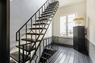 Gelegen in de felbegeerde Korte van Ruusbroecstraat te Antwerpen (2018), biedt VB Vastgoed dit prachtig gerenoveerde en volledig instapklare appartement te koop aan.<br />Het appartement is gelegen in een rustige straat op een boogscheut van de iconische Dageraadplaats (Zurenborg). Je woont hier te midden van gezellige horeca, hippe winkels en openbaar vervoer (station Antwerpen-Berchem op wandelafstand). Ook de Antwerpse Singel en de belangrijkste invalswegen rond Antwerpen zijn vlot bereikbaar.<br /><br />Het appartement bevindt zich in een karaktervol appartementsblok uit 1954 en onderging in 2010 een totaalrenovatie. Een tweetal jaar geleden werd ze ook volledig geschilderd.<br /><br />De inboedel van het appartement samen met de luxe raamdecoratie, ter waarde van €10.000,00 zit inbegrepen in de verkoop!<br /><br />Indeling & Faciliteiten:<br />De absolute eyecatcher is de naadloze overgang van de leefruimte naar het zeer grote terras, dat volledig is ingericht in een prachtige Ibiza Bohemian Style. Samen met de zithoek vormt dit een sfeervol, harmonieus geheel waar je je direct in vakantiesfeer waant.<br />De sfeervolle en lichtrijke living beschikt over veel natuurlijke lichtinval en werd afgewerkt met prachtige akoestische wandpanelen en luxe lamellen. <br /><br />De open keuken is prachtig geïntegreerd in de leefruimte en voorzien van modern comfort, waaronder een kookplaat, dampkap, lavabo en vaatwasser een handige microgolfoven.<br /><br />De slaapkamer is rustig gelegen en beschikt over eigen televisie, inbegrepen kasten en het bed. De slaapkamer sluit direct aan op de badkamer. Deze is trouwens volledig vernieuwd en beschikt over een douche en modern lavabomeubel. <br /><br />Het appartement beschikt over een apart toilet, een overloop met inbegrepen verlichting en een aparte binnenberging waar de wasmachine en droogkast perfect staan opgesteld.<br /><br />Pluspunten:<br />+ Het appartement is direct instap- of verhuurklaar en tot in de puntjes gestyled dankzij de inbegrepen inboedel<br />+ Het luxe ligbed en het complete tuinstel op het terras (volledig in stijl ingericht)<br />+ Alle planten met de daarbij horende mooie potten (voor die ultieme urban jungle/Ibiza sfeer)<br />+ Vloerbekleding Living<br />+ De televisie in de living en de televisie in de slaapkamer<br />+ De hoogwaardige, op maat gemaakte lamellen (luxe raamdecoratie leefruimte)<br />+ De sfeervolle dressoir, de gezellige zithoek / hoeksalon en de verlichting in de living<br />+ De verlichting op de overloop<br />+ De praktisch ingedeelde kasten in de slaapkamer & de handige hangkast, inclusief een comfortabel bed<br />+ Kwalitatieve wasmachine & droogkast (geïnstalleerd in de berging)<br /><br />Interesse? Aarzel niet ons te contacteren. Wij zijn bereikbaar via het nummer 03 337 50 70 of info@vbvastgoed.be.<br />