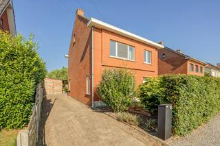 <strong>Verzorgde vrijstaande woning, rustig gelegen op slechts enkele minuten van het centrum. Indeling met o.a. nieuwe keuken, badkamer, 2 grote slpks, 2 kleine slaapkamers en toffe tuin met houten werkhuis. De woning (bouwjaar 1965) werd gerenoveerd in 2016 (Epc-label C).</strong><br /><br /><strong>ligging:</strong> rustige ligging nabij het centrum<br /><br /><strong>Indeling:</strong> inkomhal, woonkamer, wasplaats, badkamer, toilet, 3 slaapkamers, bureau (slaapkamer 4), kelder, zolder, terras, tuin, tuinberging/werkplaats, parking<br /><br /><strong>Omschrijving:</strong> zeer verzorgde vrijstaande woning op west georiënteerd perceel van 555 m², rustig gelegen op slechts enkele minuten van het centrum. De woning is instapklaar met o.a. nieuwe ramen, badkamer, keuken. <br /><br />Indeling met inkomhal, woonkamer met een houtkachel. De woning wordt verwarmd via cv op gas met vloerverwarming beneden! Volledig uitgeruste keuken. Badkamer beneden met douche en toilet. Wasplaats met ingemaakte kasten en een recente cv ketel. Koele en droge kelder. Op de bovenverdieping vinden we twee ruime slaapkamers en twee eerder kleine slaapkamers. Een douchekamer op de verdieping is mogelijk. Mits plaatsing van een vaste trap kan de zolder gedeeltelijk worden omgevormd tot een volwaardige slaapkamer. Achteraan is er een toffe tuin, westgericht met kippenhok, groententuin, tuinberging/werkplaats en een groot gedeeltelijk overdekte terras. Parkeren kan zowel links als rechts naast de woning. <br /><br />Deze woning is perfect onderhouden. Epc-label C, conforme elektriciteit. 1 (zelf) te verwijderen asbestmateriaal. Regenwaterrecuperatie.<br /><br /><strong>Bijzondere informatieplicht:</strong> in aanvraag