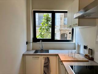 <p><strong>Welkom op de eerste verdieping van dit lichtrijke appartement – een fijne plek waar je woont met zicht op de stad en leeft middenin de actie. Twee slaapkamers, een verplichte garage voor je stalen ros, en alles wat je hartje begeert op wandelafstand. Wonen in Antwerpen was nog nooit zo easy.<br /><br />Licht, lucht en leven op ’t eerste</strong><br />Binnenkomen doe je op de eerste verdieping – geen gedoe met trappen, wél meteen een gezellige, open leefruimte die je uitnodigt om te ploffen. Werken, chillen, koken, aperitieven? Alles kan. De keuken ligt er vlak naast, dus van fornuis naar zetel is letterlijk drie stappen.</p><p></p><p><strong>Slapen in stijl (of studeren, of whatever)</strong><br />Twee slaapkamers: allebei ruim, licht en klaar voor jouw plannen. Gedeeld wonen? Thuiskantoor? Kinderkamer? Kies zelf. En ja, je bed én kast passen sowieso.</p><p></p><p><strong>Mobiel leven zonder stress</strong><br />Openbaar vervoer? Voor je deur. Station? Paar minuten stappen. Je geraakt dus overal zonder auto – maar als je er wel eentje hebt: verplichte garage for the win voor €150 in de maand. Da’s handig, veilig én proper droog geparkeerd.</p><p></p><p><strong>En dan, het allerbelangrijkste...</strong> <br />Deze knapperd is vanaf 15 augustus 2026 beschikbaar, aan een huurprijs van €1.000. De garage is voor €150 verplicht bij te huren. De maandelijkse kosten bedragen €150 daarin zit je voorschot op gas, water én de minuterie van de gemene delen. Alles geregeld, geen zorgen.</p><p></p><p>Overtuigd? Plan een bezoek in! </p>