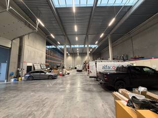 Fantastisch gelegen modern bedrijfsgebouw, met uitstekende visbiliteit vanaf de E40. Bestaande uit 1.003 m² magazijnruimte gecombineerd met 344...