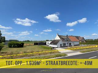<strong>PROJECTGROND (1.939M²)</strong> met totaal te renoveren eigendom met een <strong>STRAATBREEDTE VAN CA. 49 METER.</strong> De eigendom is volledig gelegen in <strong>WOONGEBIED MET LANDELIJK KARAKTER</strong> en biedt <strong>INTERESSANTE ONTWIKKELINGSMOGELIJKHEDEN</strong>. De bestaande woning is te renoveren of te slopen. Dankzij de <strong>ROYALE PERCEELOPPERVLAKTE</strong> en <strong>BREDE STRAATZIJDE</strong> vormt dit een interessante opportuniteit voor projectontwikkelaars, investeerders en aannemers die op zoek zijn naar een perceel met ontwikkelingspotentieel. Mogelijkheid bij herverkoop aan <strong>6% BTW!</strong><br /><br /><u>Verkrijgen van omgevingsvergunning ten laste van de koper.</u><br /><br />Adres: Weldenstraat 100 te Oudenaarde<br /><br />Renovatieplicht van toepassing; P-score: A, G-score: A; Bestuursmaatregelen in maatregelregister: neen; Vrij bij akte