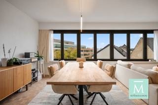 <p><span>Volledig gerenoveerd appartement met 2 slaapkamers en inpandig terras!</span></p><p><span>Op een uitstekende locatie vlakbij het station van Mechelen vind je dit prachtig vernieuwde appartement in een volledig gerenoveerd gebouw (met lift). Het appartement bevindt zich op de bovenste verdieping en torent boven de naburige gebouwen uit waardoor je geniet van een fantastische lichtinval.</span></p><p><span>Je betreedt het appartement via de aparte inkomhal met ruimte voor een vestiairekast. Langs de glazen deur kom je vervolgens in de enorm ruime woonkamer, waar je geniet van zeer veel lichtinval en een mooi uitzicht. Aansluitend tref je de keuken waar je beschikt over alle luxe om lekker te koken en van waaruit je toegang hebt tot het terras. Met dit appartement beschik je over 2 mooie slaapkamers en een badkamer met dubbel lavabomeubel, grote inloopdouche en handdoekradiator. Op de nachthal bevindt zich een apart toilet, waarbij men de aansluitingen voor de wasmachine en droogkast mooi heeft weggewerkt in kasten.</span></p><p><span>Meer opslagruimte nodig? Geen probleem want bij dit appartement hoort ook nog een kelder en garagebox.</span></p><p><span>Interesse? Bel of mail ons voor meer info of een bezoek (info@demakelaardij.be of 015/20.20.82)</span></p><p><span> </span></p>