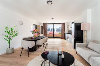 Antwerpen, de bruisende diamant aan de stroom, is een stad doordrenkt van geschiedenis, cultuur en gezelligheid. In de Minderbroedersstraat vloeit het rijke Antwerpse verleden samen met een levendige en moderne energie. Zo zijn het majestueuze stadhuis, de imposante Onze-Lieve-Vrouwekathedraal en de Grote Markt terug te vinden op wandelafstand. De levendige straten rond dit moderne project zijn gevuld met eindeloze diversiteit aan winkels, boetieks boordevol mode en design, hippe koffietentjes en toprestaurants.<br />Dit gloednieuwe project telt 6 units die ruimte en rust uitstralen waarbij natuurlijk daglicht de hoofdrol speelt. De appartementen strekken zich uit over een gelijkvloers en 3 verdiepingen die ook te bereiken zijn met een lift. Dit appartement, gelegen op de derde verdieping, beschikt over een zeer ruime lichtrijke leefruimte met een geïnstalleerde keuken die aansluit op het terras. Twee slaapkamers, een ruime badkamer en een berging maken het appartement af. Tot slot, heb je ook de mogelijkheid om een ondergrondse autostaanplaats(en) en private kelderberging mee aan te kopen.<br />Specificaties: - Unieke oppervlaktes met buitenruimte - Mogelijkheid tot aankoop ondergrondse autostaanplaats(en) en kelderberging - Zonnepanelen voorzien - Gegeerde locatie - Nieuwbouw, verkoop onder het stelsel van registratierechten (grond) en 21% BTW (constructie) - Op een boogscheut van uitvalswegen - Fietsen en vuilberging aanwezig