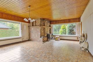 <p>Wonen in ruimte en rust op een toplocatie in Westmalle! Deze te renoveren woning beschikt over 4 à 5 slaapkamers, 236 m² bewoonbare oppervlakte en een perceel van 3.990 m². <br />Op het gelijkvloers bevindt zich een ruime garage van ca. 30 m² met aansluitend een berging. Vanuit de hal is er toegang tot drie slaapkamers van ca. 8 tot 10 m². De tussenverdieping omvat een inkomhal, een lichtrijke woonkamer van ca. 30 m² met open haard en een keuken van ca. 21 m² met aangenaam zicht op de tuin. Op de eerste verdieping bevinden zich nog twee ruime slaapkamers van ca. 14 m², een badkamer van ca. 7 m² met toilet, douche en lavabo-meubel, een extra bijruimte van ca. 10 m² en een apart toilet. Achteraan beschikt de woning over een overdekt terras van ca. 20 m², drie bijgebouwen met een totale oppervlakte van ca. 240 m² en een ruime tuin van ca. 1.400 m².</p><p>EXTRA: <br />- EPC: 438 kWH / (m² jaar) uc: 20230816-0002965169-RES-1 (Renovatieverplichting, -> E- score). <br />-Niet gelegen in mogelijks of overstromingsgevoelig gebied, niet gelegen in afgebakend overstromingsgebied of afgebakende oeverzone, niet gelegen in risicozone overstromingen (P-score D, G-score D).<br />- Woongebied, Vg, Gmo, Gvkr, Vv. <br />- Niet opgenomen in maatregelenregister</p><p>Nabij school, winkels, autosnelweg, openbaar vervoer, etc. Voor meer info ga naar www.coenenvastgoed.be of bel 03/375.82.92</p>