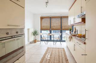 Doe een bod vanaf 199 000 euroBent u op zoek naar een instapklaar duplexappartement of een interessante investering? Dit verzorgde appartement op de tweede verdieping is uitstekend gelegen, recht tegenover Delhaize. Dankzij de centrale ligging bevinden winkels, scholen, openbaar vervoer, het station en de E40 zich vlakbij. Ook Aalst is vlot bereikbaar. Voor wie van natuur en ontspanning houdt, liggen de natuurdomeinen Gerstjens en Osbroek en de Dender op korte afstand. Het appartement beschikt over een lichtrijke leefruimte met open, uitgeruste keuken, een afzonderlijk toilet en een praktische berging met aansluitingen voor wasmachine en droogkast. Op de bovenverdieping een ruime slaapkamer met aansluitend een badkamer met douche en lavabomeubel Een staanplaats achter het gebouw kan apart worden aangekocht voor € 17.000.Een ideale combinatie van comfort, centrale ligging, bereikbaarheid en natuur – zowel voor eigen bewoning als investering.
