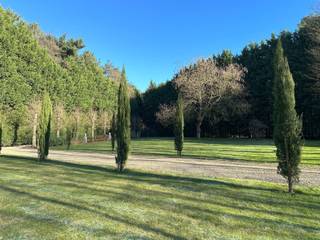 <p>Dit perceel bouwgrond maakt één geheel uit met het aanpalend eigendom in de Gaaiendreef 13 en vormt een parktuin. Het perceel heeft een oppervlakte van 4.169m² met een straatbreedte van maar liefst 65m breed, rustig gelegen in een autoluwe residentiële verkaveling. Trapeziumvormige configuratie en bouwrijp. Het eigendom situeert zich in de 'Zeurt’, een bestaande verkaveling aansluitend bij het Peerdsbos (bosdomein over schoten en Brasschaat) en Elshout (Brasschaat/Schoten). Brasschaat Open Golf &amp; Country Club" STRONG is bereikbaar in 10 minuten.  </p>
<p>Volgende bouwvoorschriften zijn van toepassing: Maximaal 250m² gelijkvloerse bouwoppervlakte (inclusief eventuele bijgebouwen), bouwdiepte 21m, bouwbreedte: 2/3 van de perceelgrens, kroonlijst op maximaal 6m hoogte, vrije dakvorm (plat of hellend dak tussen 35° en 55°).</p>
<p>Bijgebouw mogelijk in de achtertuinstrook van maximaal 125m² met een kroonlijsthoogte van maximum 3m (dit gebouw mag geen garage of carport zijn). Gedetailleerde bouwvoorschriften op eenvoudig verzoek te verkrijgen. Stedenbouwkundige inlichtingen in aanvraag.</p>