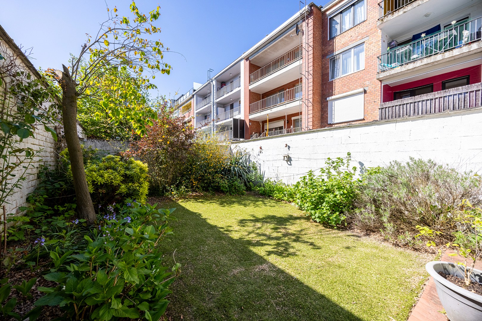 Ruim gelijkvloers appartement met tuin en twee garages - foto 2