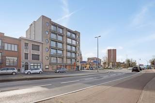 Dit gerenoveerde gelijkvloers appartement in de Frans De Schutterlaan biedt de perfecte balans tussen stedelijk comfort en rust. Het pand is...