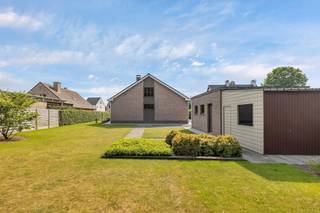 Deze ruime villa van maar liefst 1247m²opp, is gelegen tussen Gent en Deinze en dit op 1km van de grens met zowel Deurle als Drongen.Gelegen nabij...