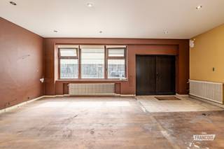 Bent u op zoek naar een karaktervolle eigendom met een unieke uitstraling en eindeloze mogelijkheden? Dan is deze te renoveren woning in het centrum van de Europese wijk ongetwijfeld een buitenkans. Gelegen op een perceel van 76 m² en met een bewoonbare oppervlakte van 174 m² (EPC), biedt deze bijzondere eigendom verdeeld over drie verdiepingen alle ruimte om uw woon- of werkdromen te realiseren.<br /><br />De woning bevindt zich in een rustige en gegeerde buurt nabij de Squares en het Jubelpark, waar u geniet van een aangename woonomgeving met scholen, restaurants, openbaar vervoer, winkels en recreatiemogelijkheden op wandelafstand.<br /><br />Op het gelijkvloers bevindt zich een ruime polyvalente ruimte met berging en directe toegang tot het gemeenschappelijk terras. Deze verdieping leent zich uitstekend als atelier, praktijkruimte of voor een vrij beroep. De onderverdieping beschikt over een uitgeruste keuken en een badkamer en kan perfect worden ingericht als stijlvolle loft of ruime slaapkamer. De bovenverdieping biedt een lichtrijke ruimte die volledig naar eigen smaak kan worden ingericht als gezellige leefruimte.<br /><br />Divers: Verwarming op aardgas, plat dak dat zich in goede staat bevindt. <br /><br />De stedenbouwkundige inlichtingen, bodemattest en de elektrische keuring zijn in aanvraag en het kadastraal inkomen bedraagt € 996.<br /><br />Dankzij de atypische indeling, de uitstekende ligging en het grote renovatiepotentieel vormt deze eigendom een unieke opportuniteit voor wie op zoek is naar een karaktervolle stadswoning of een combinatie van wonen en werken.<br /><br />