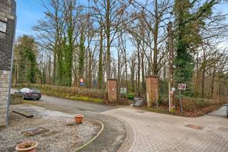 Dit is de Franse tekst, geoptimaliseerd om binnen de limiet van 1500 tekens te blijven:

Êtes-vous à la recherche d'une habitation bénéficiant d'un emplacement exceptionnel à Zottegem ? Cette maison de type bel-étage à rafraîchir, située au Warande 11, offre une opportunité rare pour ceux qui rêvent d'espace, de calme et d'un environnement verdoyant. L'atout majeur de cette propriété est sa situation dans une rue sans issue, jouxtant directement le magnifique Domaine de Breivelde. Ici, vous vivez littéralement dans le poumon vert de la ville, avec le parc et ses promenades à votre porte.

La maison dispose d'un agencement pratique et d'un volume surprenant. Au rez-de-chaussée, un hall d'entrée donne accès à un garage intérieur, une cave spacieuse et une première salle de bain. Le premier étage constitue le cœur de la maison avec un séjour et une salle à manger lumineux offrant une vue apaisante sur les environs, une cuisine et une toilette d'invités.

Le deuxième étage dispose de quatre chambres spacieuses, idéal pour les familles ou un bureau à domicile, ainsi qu'une deuxième salle de douche. À l'extérieur, vous profitez d'une intimité totale dans le jardin. En résumé : une construction robuste avec un énorme potentiel dans l'un des quartiers les plus recherchés de Zottegem.

Pour une visite ou plus d'informations, contactez Hannes au 0456 89 11 64 ou via hannes@altro-vastgoed.be.