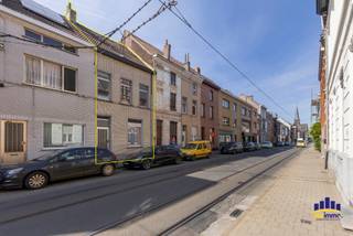 Op zoek naar een te renoveren woning met tuin op een uitstekende locatie?<br />Deze interessante rijwoning is gelegen in het hartje van Ledeberg, vlakbij winkels, scholen, openbaar vervoer en alle dagelijkse voorzieningen. Een mooie opportuniteit voor doe-het-zelvers, jonge gezinnen of investeerders die op zoek zijn naar een woning met uitbreidingsmogelijkheden en veel potentieel.<br />De woning beschikt momenteel over 2 slaapkamers en biedt bovendien nog heel wat extra mogelijkheden. De ruime zolderverdieping kan, mits de nodige aanpassingen, ingericht worden als 2 bijkomende kamers. Ideaal voor een gezin, thuiswerkers of wie nood heeft aan extra ruimte.<br />Een absolute troef is de aangename tuin, een fijne plek om te ontspannen, te genieten van het buitenleven of gezellig samen te zijn met familie en vrienden.<br />De woning is te renoveren, waardoor je ze volledig naar eigen smaak en wensen kunt vernieuwen en inrichten.<br />EPC-label F. De woning is energetisch te renoveren en biedt hierdoor de mogelijkheid om het wooncomfort en de energiezuinigheid aanzienlijk te verbeteren.<br />Vanafprijs: € 280.000<br />Een woning met veel potentieel, een tuin en uitbreidingsmogelijkheden op een toplocatie in Ledeberg.<br />Bezoekdag op 13/09 – enkel op afspraak van 10u tot 12u.<br />Interesse? Maak tijdig uw afspraak via aurelie@dwimmo.be.