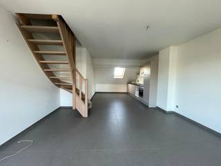 INDIEN U EEN BEZOEK WENST IN TE PLANNEN GELIEVE EEN BEZOEK AAN TE VRAGEN VIA WWW.HILLEWAERE.BE VIA DE RODE KNOP<br /><br />Het duplexappartement bevindt zich op de tweede verdieping in een kleinschalig gebouw en beschikt over twee slaapkamers en een bureauruimte. Het centrum met winkels/restaurants bevindt zich vlakbij, openbaar vervoer voor de deur. <br /><br />Indeling appartement:<br /><br />We komen het gebouw binnen via de gemeenschappelijke inkomhal en nemen de trap tot bij de tweede verdieping. We stappen zo in een ruime inkomhal die toegang geeft tot de badkamer en de bureauruimte. <br />De badkamer is voorzien van een badkamermeubel met dubbele spoelkom en een ligbad met douchescherm, het toilet bevindt zich ook in de badkamer. <br />Verder is hier een aansluiting voorzien voor een was- en droogmachine. Via de inkomhal komen we terecht in de bureauruimte, deze loopt over in de leefruimte met keuken. <br />De keuken is volledig geïnstalleerd en voorzien van alle gemakken en voldoende kastruimte. Via de leefruimte nemen we de trap naar boven die uitkomt bij de slaapkamers. Beide slaapkamers zijn elkaars spiegelbeeld en worden lichtovergoten door de veluxramen.<br /> <br />Bijzonderheden: <br />- Centrale ligging <br />- Gemeenschappelijke kosten € 125<br />- Overal draai-kiepramen <br />- Parlofoon aanwezig <br />- Per direct beschikbaar