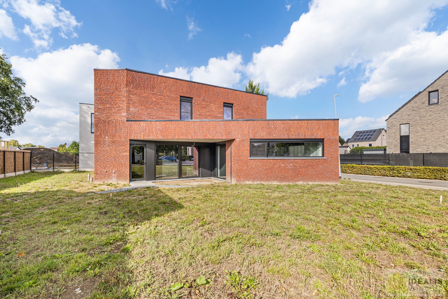 PRACHTIGE NIEUWBOUWWONING (2% REGISTRATIERECHTEN MOGELIJK!) MET EEN HEERLIJK LICHTRIJKE WOONKAMER MET OPEN KEUKEN, RUIME BERGING, BUREEL, 3 SLAAPKAMERS, RUIME DRESSING EN RUIME BADKAMER VOORZIEN VAN ALLE COMFORT! EEN HEERLIJK RUIM HUIS MET EEN NAAR WENS A - foto 1