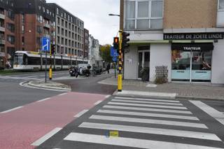 <p><span>Aan de bruisende rand van Oud-Berchem bieden wij dit unieke handelsgelijkvloers aan. Dit pand, momenteel in gebruik als de alom bekende catering '</span><span>De Zoete Linde'</span><span>, geniet van een uitstekende commerciële zichtbaarheid en biedt tal van mogelijkheden voor ondernemers.</span></p><h3><span>Indeling:</span></h3><ul><li><span>Handelsgelijkvloers (135 m²):</span><span> Ruime handelsruimte ingericht als catering en verbruikszaal, voorzien van toog met werkruimte, een achterliggende keuken/werkplaats, toegang tot een ruime stockagekelder met parkeerplaatsen en een sanitaire ruimte.</span></li><li><span>Kelderverdieping:</span><span> Momenteel is er een ruime kelderberging/atelier/stockageruimte van </span><span>50m²</span><span>; aansluitend werden er twee parkeerplaatsen van </span><span>23m²</span><span> in gebruik genomen als extra berging</span><span>.</span></li></ul><h3><span>Troeven:</span></h3><p><span>- Absolute toplocatie in Berchem met uitstekende zichtbaarheid en bereikbaarheid</span></p><p><span>- Polyvalente ruimte, overname van de roerende goederen is bespreekbaar</span></p><p><span>- Ruime kelderberging/atelier van 50m²</span></p><p><span>- 2 parkeerplaatsen of extra berging (mogelijkheid tot een extra, kleinere, parkeerplaats aan € 10.000)</span></p><p><span>- Energiezuinig en asbestveilig</span></p><p><span>Een unieke kans voor ondernemers! Interesse? Neem contact op voor meer info of een bezichtiging.</span></p><p><span> </span></p><p><span> </span></p><p><span> </span></p>