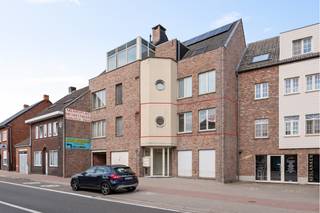<p>Bent u op zoek naar een comfortabel appartement op een centrale ligging? Dan is dit instapklare appartement op de eerste verdieping in het centrum van Weelde de ideale woonst voor u. Dankzij de gunstige ligging bevinden winkels, openbaar vervoer en andere voorzieningen zich op wandelafstand.</p>
<p>Het appartement beschikt over een aangename en lichtrijke leefruimte, twee ruime slaapkamers, een zeer ruim terras en een praktische garage. De verzorgde afwerking en functionele indeling zorgen ervoor dat u hier meteen comfortabel kunt wonen.</p>
<p><strong>Indeling:<br /></strong>Bij het betreden van het appartement komt u terecht in de inkomhal, die toegang biedt tot de verschillende ruimtes.</p>
<p>De woonkamer biedt voldoende plaats voor een gezellige zithoek en een eethoek. Dankzij de ramen geniet de ruimte van veel natuurlijk licht, wat zorgt voor een open en aangename sfeer.</p>
<p>Aansluitend bevindt zich de keuken, uitgerust met een AEG-vaatwasser, koelkast en een kleine vriezer. Naast de keuken bevindt zich een praktische berging/wasplaats met aansluitingen voor een wasmachine en droogkast, evenals extra opbergruimte.</p>
<p>Het appartement beschikt over twee comfortabele slaapkamers, beide afgewerkt met een onderhoudsvriendelijke laminaatvloer.</p>
<p>De badkamer werd recent volledig vernieuwd en is modern ingericht met een ruime inloopdouche en wastafel. Ook het afzonderlijke gastentoilet met wastafel werd vernieuwd.</p>
<p>Een absolute troef van dit appartement is het ruime terras, dat rechtstreeks toegankelijk is vanuit beide slaapkamers. Het terras biedt voldoende ruimte voor een tuinset en een gezellige loungehoek. De ideale plek om in alle rust van het buitenleven te genieten.<br /><br />Bij het appartement hoort een praktische garage met elektriciteitsvoorziening. Naast het stallen van een auto biedt deze ruimte ook extra mogelijkheden voor opslag en opberging.</p>
<p><strong>Voorzieningen:<br /></strong>- Voorzien van een videofoon<br />- Lift aanwezig in het gebouw<br />- Elektrische installatie conform het goedgekeurde certificaat<br />- Gunstige EPC-score van 120 kWh<br />- Garage met elektriciteitsvoorziening<br />- Centrale ligging nabij winkels en diverse voorzieningen<br /><br />Dit appartement is ideaal voor wie op zoek is naar een ruim en verzorgd appartement op een centrale locatie, met het comfort van een instapklare woning en de extra troeven van een groot terras en een garage.<br /><br />De vermelde huurprijs is exclusief servicekosten. De servicekosten zijn momenteel in aanvraag bij de syndicus.</p>
<p>Voor meer informatie of het plannen van een bezichtiging kunt u contact met ons opnemen via +32 (0) 14 65 03 79 of mail naar info@verlouwvastgoed.be.</p>