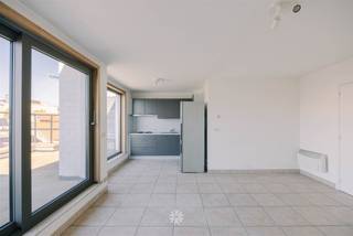 <p><span>GAND - </span><span>Appartement de deux chambres à rénover avec terrasse ensoleillée près du Muinkpark</span></p><p><span> </span></p><p><span>Situé dans la Hofstraat, au cinquième étage de la petite résidence Saskia, se trouve cet appartement lumineux de deux chambres à rénover, doté d'une terrasse ensoleillée. </span></p><p><span> </span></p><p><span>Ses principaux atouts en bref : </span></p><ul><li><span>Quartier verdoyant et résidentiel</span></li><li><span>Ascenseur disponible</span></li><li><span>Deux chambres très spacieuses</span></li><li><span>Belle luminosité grâce à de grandes baies vitrées</span></li><li><span>Label EPC B, installation électrique conforme et sans amiante</span></li><li><span>À proximité des axes routiers et des transports en commun</span></li><li><span>Idéal pour une résidence principale ou un investissement</span></li><li><span>Beaucoup de potentiel après rénovation</span></li></ul><p><span> </span></p><p><span>Agencement :</span><span> hall d'entrée, WC, salle de bains, salon avec cuisine ouverte et terrasse à l'avant, deux chambres à coucher spacieuses</span></p><p><span> </span></p><p><span>Important : </span></p><p><span>Prix indicatif de l’appartement : 349 000 EUR</span></p><p><span>PEP : 144 kWh/m² par an (UC : 20260629-000385509-RES-1)</span></p><p><span>Aucune obligation de rénovation</span></p><p><span> </span></p><p><span>Cela vous intéresse ? Contactez l'agence immobilière Axel Lenaerts pour plus d'informations ou pour organiser une visite via <span>hannelore@axellenaerts.be</span></span><span> ou au 09 245 24 24</span></p><p><span> </span></p>