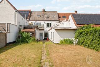 Ruime veelzijdige woning met 5 slaapkamers en polyvalente ruimte – ideaal voor wonen én werkenBent u op zoek naar een eigendom waar wonen, werken en ontspannen moeiteloos gecombineerd kunnen worden? Dan biedt deze ruime en veelzijdige woning alles wat u nodig heeft. Met maar liefst 5 volwaardige slaapkamers, 2 leefruimtes, 2 badkamers en een polyvalente ruimte van circa 55 m².Een absolute troef is de ruime polyvalente ruimte van ongeveer 55 m². Deze leent zich uitstekend voor het uitoefenen van een vrij beroep, praktijk, kantoor of zelfstandige activiteit, maar kan evengoed ingericht worden als hobbyruimte, speelkamer of multifunctionele ruimte. Ook het woongedeelte blinkt uit in ruimte en functionaliteit. Met 2 afzonderlijke leefruimtes zijn er verschillende mogelijkheden om gezellige woon- en ontspanningsplekken te creëren. De woning beschikt bovendien over 5 volwaardige slaapkamers en 2 badkamers, waardoor ze uitermate geschikt is voor een groot of samengesteld gezin.Buiten kunt u volop genieten van een zonnig terras en een gezellige tuin. Aan praktische ruimte is eveneens geen gebrek. De woning beschikt over een extra berging, wasplaats, kelder en zolder, waardoor er bijzonder veel opbergmogelijkheden aanwezig zijn.TROEVEN:* Zonnig terras en gezellige tuin* Kelder en zolder voor bijkomende opslagruimte* Vlot bereikbare ligging* Parkeermogelijkheden voor de deur* Veelzijdige eigendom met tal van mogelijkhedenMeer info of een bezoek: charlotte@immobeguin.be