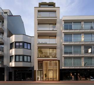 <p>In Knokke mag het altijd net dat tikkeltje meer zijn – en zo ook in Residentie Paul Klee. Het appartement op het eerste verdiep heeft een bruto oppervlakte van 85m² en bevat een terras (5m²) met zicht op de levendige en stijlvolle Kustlaan. De open leefruimtes sluiten naadloos aan op het terras en dankzij de plafondhoge schuiframen profiteer je optimaal van het daglicht en de frisse zeelucht. De kleinschaligheid van het project zorgt ervoor dat je optimaal kan genieten van rust en privacy.  Dit prachtige nieuwbouwappartement wordt afgewerkt met unieke en luxueuze materialen en is een toonbeeld van elegantie en vakmanschap. De verfijnde details, hoogwaardige afwerking en moderne voorzieningen zorgen ervoor dat je in Residentie Paul Klee thuiskomt in een oase van comfort en stijl.</p>
