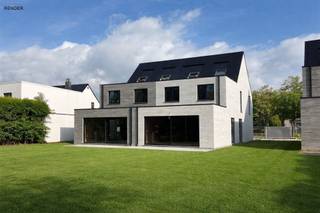 <p><span>Bientôt, vous habiterez dans l'une de ces nouvelles constructions jumelées de grande qualité, où luxe, confort et efficacité énergétique sont réunis ? </span></p><p><span>Ces quatre programmes jumelés offrent tout ce que vous recherchez : des finitions de qualité, des espaces de vie spacieux et lumineux et un magnifique jardin orienté sud-ouest. Ajoutez à cela un niveau E inférieur à 20, une technologie intelligente et une cuisine entièrement équipée et vous aurez trouvé la maison de vos rêves. </span></p><p><span> </span></p><p><span>DES FINITIONS DE QUALITÉ</span></p><p><span>Profitez d'une qualité intemporelle grâce aux parquets dans tous les espaces de vie et les chambres, et aux carrelages élégants dans la cuisine et les salles de bains.</span></p><p><span> </span></p><p><span>BEAUCOUP DE LUMIÈRE ET D'OUVERTURE</span></p><p><span>De grandes fenêtres apportent beaucoup de lumière et relient de manière transparente les espaces de vie spacieux aux jardins orientés sud-ouest.</span></p><p><span> </span></p><p><span>TECHNOLOGIE INTELLIGENTE DE NIKO HOME</span></p><p><span>Contrôlez l'éclairage et plus encore avec la domotique Nico Home pour un confort et une commodité optimaux.</span></p><p><span> </span></p><p><span>DE L'ESPACE POUR TOUS</span></p><p><span>Avec 4 à 5 chambres, 2 salles de bains et des espaces de vie généreux, cette maison offre plus qu'assez d'espace pour votre famille.</span></p><p><span> </span></p><p><span>ÉCONOME EN ÉNERGIE & À L'ÉPREUVE DU TEMPS</span></p><p><span>Un niveau E inférieur à 20 grâce à des panneaux solaires, une pompe à chaleur et une isolation de haute qualité. Prêt pour un avenir durable avec de faibles coûts énergétiques.</span></p><p><span> </span></p><p><span>CUISINE ENTIÈREMENT ÉQUIPÉE</span></p><p><span>Une cuisine de rêve avec des appareils de haute qualité de Miele et Novy, parfaite pour préparer de délicieux repas.</span></p><p><span> </span></p><p><span> </span></p><p><span> </span></p>