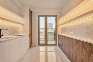 <b>PLAN VIA VOLGENDE LINK UW BEZOEK IN ALSOOK UW GEGEVENS: https://demeester.mijnhuurprofiel.be/whise/7341814<br /><br />Nieuwbouw appartement met frontaal waterzicht op het Eilandje</b><br /><br /><span>Gelegen in de begeerde Cadixwijk met zicht op het MAS, het Havenhuis en het Kattendijkdok ligt dit appartement in een zeer energiezuinig nieuwbouwproject. <br /><br /></span>De entree met separaat toilet begeleidt u naar de lichte leefruimte op mooie parketvloer. Aanpalend aan de woonruimte heeft u een aangenaam terras. De open keuken afgewerkt met marmer en notelaar is voorzien van alle luxe. Een bijkeuken is voorzien van aansluitingen voor wasmachine en droogautomaat. <br />Vervolgens beschikt het appartement over een hoofdslaapkamer met ingemaakt kastenwerk en een tweede slaapkamer. De luxueuze badkamer, eveneens afgewerkt met marmer en notelaar, is uitgerust met dubbele wastafel, toilet en douche. <br /><br />Uw wooncomfort kan verhoogd worden met een autostaanplaats P168 (-2) in de ondergrondse parkeergarage aan 150,-EUR/maand. <br /><br /><strong>Troeven:</strong><span> </span><br /><span>- BEN = Bijna-Energie neutraal dus zeer energiezuining<br />- Zeer gegeerde locatie op het Eilandje<br />- Frontaal waterzicht<br />- Voorzien van verlichting en gordijnen<br /></span>