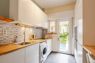 <p><span>Prachtig instapklaar appartement met 2 slaapkamers en garagebox!</span></p><p><span>Dit appartement is gelegen nabij de Sterre, ontzettend vlot bereikbaar, zowel met de trein, bus als met de auto!</span></p><p><span>In de stad, met enkele parken in de nabijheid zoals het Maaltebruggepark, het park Paul de Smet de Nayer, het Citadelpark of natuurpark Overmeers.</span></p><p><span>Het appartement is gelegen op het gelijkvloers, met een terras, waar u heerlijk kan genieten van de ochtend- of middagzon!</span></p><p><span>Het appartement beschikt over een inkomhal, een ruime lichtrijke woonkamer met aansluiting naar het terras, een ingerichte keuken, 2 slaapkamers, toffe badkamer en een apart toilet.</span></p><p><span>Een kelder én garagebox zijn inbegrepen in de prijs.</span></p><p><span>Elektriciteit conform (!), EPC D (geen renovatieplicht)!</span></p><p><span>Bent u ook volledig gecharmeerd door dit topappartement? Plan uw bezoek!</span></p><p><span>Si in aanvraag. EPC 356 kWh/(m²jaar), uc 558785; G-score A, P-score A.</span></p><p><span> </span></p>
