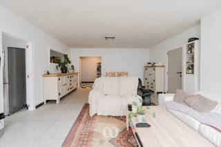 Eerste BEZOEKMOMENT op 30/9. Plan zelf uw afspraak via onze site.<br /><br />Licht. Comfort. En een ligging die het dagelijks leven eenvoudiger maakt.<br /><br />In de gezellige deelgemeente Bevere, vlak bij het station van Oudenaarde, bevindt zich dit verzorgde tweeslaapkamerappartement. Een ideale woonplek voor wie comfort, bereikbaarheid en voorzieningen op wandelafstand weet te appreciëren.<br /><br />De lichtrijke leefruimte vormt het hart van het appartement. Grote raampartijen zorgen voor een aangenaam ruimtegevoel en laten het natuurlijke daglicht volop binnenstromen. De aparte keuken is praktisch ingericht en biedt voldoende ruimte voor dagelijks gebruik.<br /><br />Verder beschikt het appartement over twee volwaardige slaapkamers, een volledig uitgeruste badkamer, een mooie inkomhal met afzonderlijk gastentoilet en een handige berging. In de kelder bevindt zich bovendien nog een private berging.<br /><br />Het appartement werd recent volledig gerenoveerd, wat resulteert in een warme en tijdloze uitstraling. De onderhoudsvriendelijke keramische vloeren zorgen voor een moderne en stijlvolle afwerking.<br /><br />Daarnaast is er een overdekte staanplaats die optioneel kan worden aangekocht (15.000 euro). Op deze centrale locatie vormt dit een absolute meerwaarde en biedt het extra comfort in het dagelijkse leven.<br /><br />Dankzij de combinatie van licht, functionaliteit en een uitstekende ligging is dit appartement een interessante opportuniteit, zowel voor eigen bewoning als voor investering.