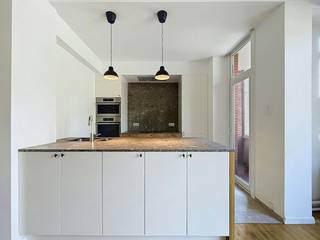 Disposition :<br />- hall d'entrée<br />- salon et salle à manger d'environ 40 m² <br />- cuisine ouverte entièrement installée<br />- salle de nuit<br />- chambre 1 d'environ 13 m²<br />- terrasse<br />- chambre 2 d'environ 15 m²<br />- salle de bain avec lavabo, douche et branchements laveuse/sécheuse<br />- toilettes séparées<br />- rangement au sous-sol<br /><br />Avantages supplémentaires :<br />- entièrement rénové tout en conservant des éléments authentiques <br />- bâtiment de petite taille<br />- excellent score mobile : 9,1/10<br /><br />Les frais fixes sont de 140 euros par mois pour l'eau, le chauffage et les frais communs.<br /><br />L'appartement sera disponible à partir du 01/11/2026<br /><br />Cet appartement à louer à Anvers vous intéresse ?<br />N'hésitez pas à soumettre une demande de visite via notre site web via la barre rouge qui y est prévue.<br /><br />Vous souhaitez également vendre ou louer votre propriété ? Nous sommes heureux de pouvoir vous aider. Toujours à votre service pour répondre à toutes vos questions sur l'immobilier.