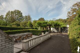 <p><strong>Ruime statige villa met 4 slaapkamers, 2 badkamers en dubbele garage in Wuustwezel</strong></p>
<p>Deze <strong>ruime, goed onderhouden en lichtrijke villa</strong> is gelegen aan de Bredabaan in Wuustwezel, nabij de Nederlandse grens. De woning beschikt over <strong>4 slaapkamers, 2 badkamers, een royale leefruimte, een volledig omheinde tuin en een vrijstaande dubbele garage</strong>. Dankzij de slaapkamer en badkamer op het gelijkvloers biedt de woning bovendien de mogelijkheid tot <strong>gelijkvloers wonen</strong>.</p>
<p><strong>Gelijkvloerse verdieping</strong></p>
<ul>
<li><strong>Ruime inkomhal</strong>, open tot in de nok, met veel natuurlijke lichtinval en trap naar de verdieping</li>
<li><strong>Gastentoilet</strong> met handenwasser</li>
<li><strong>Royale leefruimte</strong> met zit- en eetgedeelte, houthaard en airconditioning</li>
<li><strong>Lichtrijke erker</strong> met screens en zicht op de tuin en rechtstreekse toegang tot het terras</li>
<li><strong>Afgesloten keuken</strong> met granieten werkblad, inductiekookplaat, oven, microgolfoven, koelkast, vaatwasser en dampkap en schuifraam vanuit de keuken met toegang tot het terras</li>
<li><strong>Praktische berging</strong> aansluitend aan de keuken</li>
<li><strong>Slaapkamer op het gelijkvloers</strong>, voorzien van airconditioning en rolluiken</li>
<li><strong>Badkamer</strong> met inloopdouche, toilet, lavabomeubel, sierradiator en raam</li>
<li><strong>Afzonderlijke wasplaats</strong> met uitgietbak en verhoogde opstelling voor wasmachine en droogkast</li>
<li><strong>Achterdeur</strong> met rechtstreekse toegang tot dit gedeelte van de woning</li>
</ul>
<p><strong>Eerste verdieping</strong></p>
<ul>
<li><strong>3 slaapkamers</strong>, afgewerkt met parketvloer</li>
<li><strong>Ruime badkamer</strong> met ligbad, douche, dubbel lavabomeubel, toilet, sierradiator en raam</li>
<li>Natuurstenen vloerafwerking in de badkamer</li>
</ul>
<p><strong>Zolderverdieping</strong></p>
<ul>
<li><strong>Praktische bergzolder</strong>, bereikbaar via een vlizotrap in een slaapkamer</li>
</ul>
<p><strong>Tuin en buitenruimte</strong></p>
<ul>
<li><strong>Volledig omheinde tuin</strong> met natuurstenen terras</li>
<li><strong>Elektrische zonneluifel</strong> aan de woning</li>
<li><strong>Vrijstaande dubbele garage</strong> met twee elektrische garagepoorten</li>
<li><strong>Afzonderlijke berging</strong> bij de garage voor tuinmateriaal</li>
<li><strong>Ruime oprit</strong> met parkeergelegenheid voor circa 8 wagens</li>
<li>Buitenverlichting en buitenkraan</li>
</ul>
<p><strong>Bijzonderheden</strong></p>
<ul>
<li><strong>4 slaapkamers en 2 badkamers</strong>, waarvan telkens één op het gelijkvloers</li>
<li><strong>Gelijkvloers wonen mogelijk</strong></li>
<li><strong>Zonnepanelen</strong> op de garage</li>
<li><strong>Airconditioning</strong> in de leefruimte en slaapkamer</li>
<li><strong>Alarmsysteem en camerabewaking</strong></li>
<li><strong>Houten ramen met dubbele beglazing</strong>, deels PVC</li>
<li><strong>Rolluiken, luiken en screens</strong> aanwezig</li>
<li><strong>Dakisolatie</strong> en verwarming op aardgas</li>
</ul>
<p><strong>Ligging</strong></p>
<p>Gelegen aan de <strong>Bredabaan in Wuustwezel</strong>, op korte afstand van de Nederlandse grens en Zundert. Een school bevindt zich op circa <strong>100 meter</strong>, een bushalte op circa <strong>300 meter</strong> en een bakker op circa <strong>500 meter</strong>. Het centrum van Wuustwezel ligt op ongeveer <strong>3 km</strong>.</p>
<p><strong>Een ruime woning met tal van mogelijkheden, een praktische indeling en een aangename tuin, ideaal voor wie comfortabel en gelijkvloers wil kunnen wonen!</strong></p>
<p>Bewoonbare opp. 271 m² ref.: bruto vloeropp. EPC-certificaat</p>