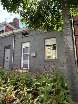 Welkom in de Theodule Cafijnstraat 25, waar deze volledig instapklare woning wacht op haar nieuwe eigenaar. Bij binnenkomst betreedt u een lichtrijke woonkamer met warme parketvloer, die meteen een gezellige sfeer oproept. Aansluitend bevindt zich de keuken, volledig vernieuwd en praktisch ingedeeld. Verder op het gelijkvloers vindt u de stijlvolle badkamer, afgewerkt met Italiaanse keramiek en een stevige stenen douchebak – een echte blikvanger.<br /><br />Met twee comfortabele slaapkamers boven en een gezellige tuin met pergola, biedt deze woning zowel binnen als buiten alles voor aangenaam wonen. Verwarming gebeurt via twee efficiënte heatpanels en een pelletkachel die de ruimtes snel op temperatuur brengt. De recente vernieuwingen – waaronder de keuken, badkamer, roofing en een boiler uit 2023 met garantie – maken dit pand volledig instapklaar.<br /><br />Momenteel is de woning verhuurd aan €815 per maand, waardoor u vanaf dag één geniet van rendement. Ook voor wie denkt aan een tweede verblijf of kortetermijnverhuur zoals Airbnb, biedt deze ligging en indeling heel wat potentieel.<br /><br /><em>Extra troef: bij de verkoop krijgt u de koelkast en de pergola in de tuin er gratis bij.</em><br /><br /><strong>Voor meer info en/of bezoek bel mij vandaag nog op 0472/50.08.58 - Mohamed <br />Vraagprijs: 209.000,- euro</strong>