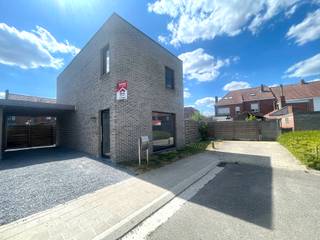 <strong>Rustig gelegen woning met 3 slaapkamers en carport<br /><br />Indeling</strong><br />gelijkvloers: inkomhal, toilet met lavabo, living met open keuken en berging<br />eerste verdiep: 3 slaapkamers, badkamer, aparte toilet en berging<br /><br /><strong>Troeven:</strong>
<ul><li>zonnepanelen inbegrepen</li><li>centrale verwarming op gas</li><li>ventilatiesysteem voorzien</li><li>vliegramen voorzien</li><li>Zuidwest georiënteerde tuin</li><li>rustige ligging in doodlopende straat</li><li>parking vooraan voor 2 auto's</li><li>carport en tuinhuis</li></ul>